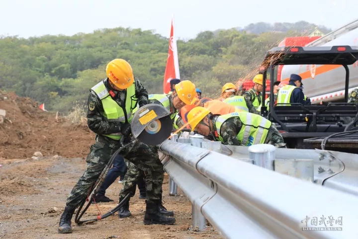 自行舟桥_空地联动救援演练_全国公路交通军地联合应急演练