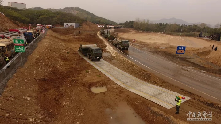 空地联动救援演练_自行舟桥_全国公路交通军地联合应急演练