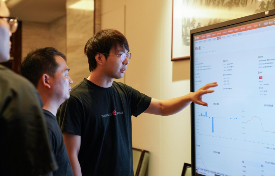 浙商期货工作人员向企业介绍数智化工具