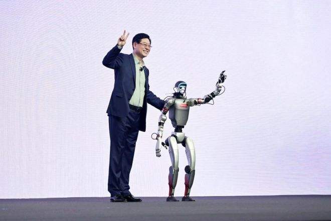 财富世界500强联想集团排名提升_联想集团2025年业绩增长与创新战略_联想过去三年盈利情况