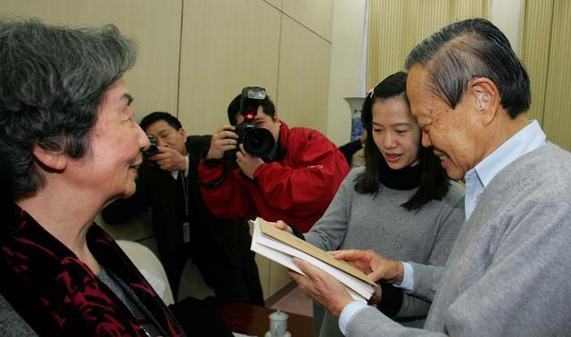 翁帆被杨振宁套牢笑话_杨振宁翁帆相差54岁结婚16年幸福_翁帆陪伴杨振宁十六年无怨无悔