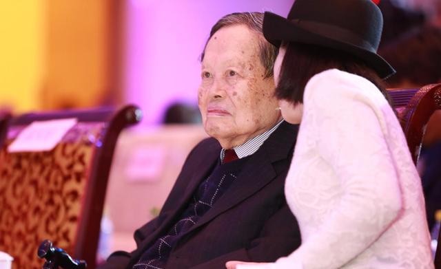 翁帆陪伴杨振宁十六年无怨无悔_杨振宁翁帆相差54岁结婚16年幸福_翁帆被杨振宁套牢笑话