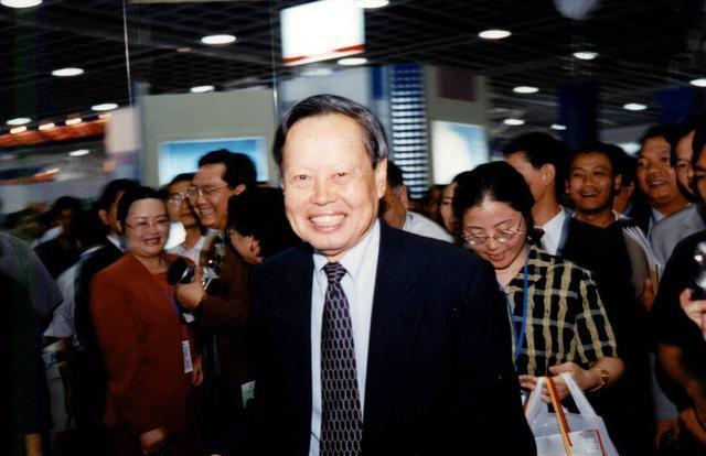 翁帆陪伴杨振宁十六年无怨无悔_翁帆被杨振宁套牢笑话_杨振宁翁帆相差54岁结婚16年幸福