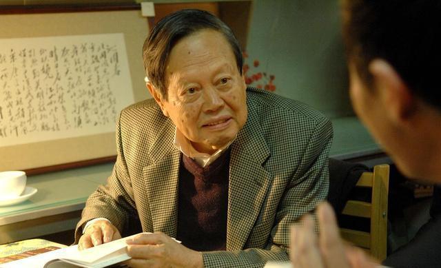 翁帆陪伴杨振宁十六年无怨无悔_翁帆被杨振宁套牢笑话_杨振宁翁帆相差54岁结婚16年幸福